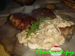 Картофельно-мясные котлеты с нежным грибным соусом.
