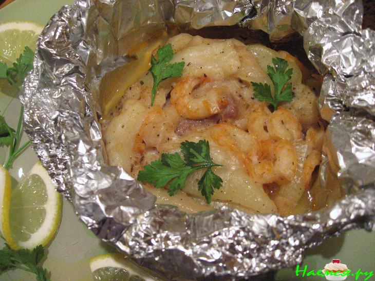 Запеченная в фольге морская рыба с креветками Запеченная в фольге морская рыба с креветками