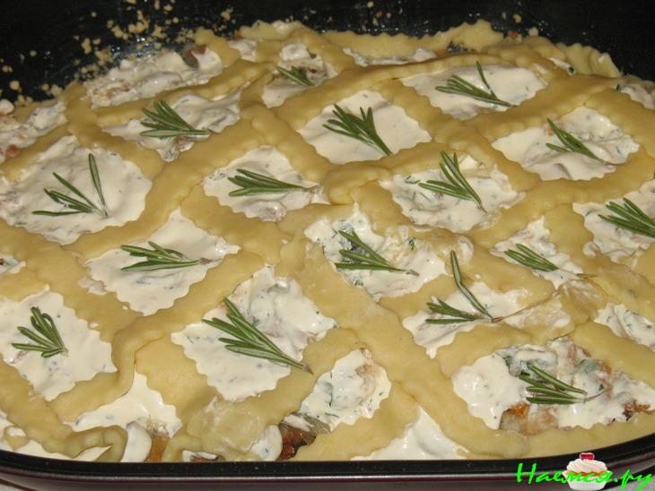 Запеканка с рыбой и грибами под сеточкой из картофельного теста