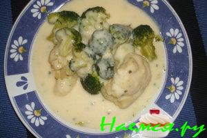 Брокколи и цветная капуста под сырным соусом