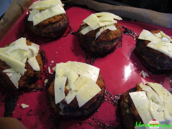 Котлета рубленная, запеченная под томатно-грибным соусом