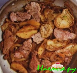Свиное жаркое с яблоками, луком и фенхелем