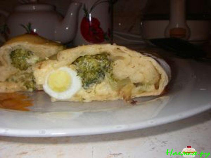 Кальцоне с брокколи и перепелиными яйцами