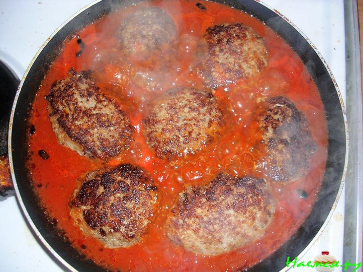 Котлеты с овощами в красном соусе