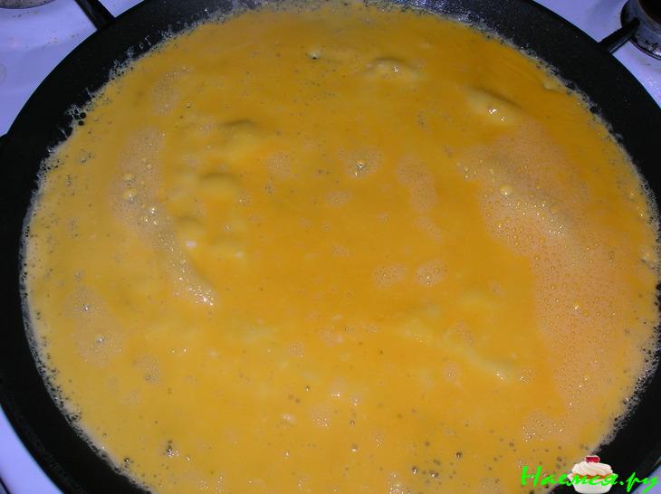 Рулеты-омлеты с творожным сыром и листовым салатом Рулеты-омлеты с творожным сыром и листовым салатом