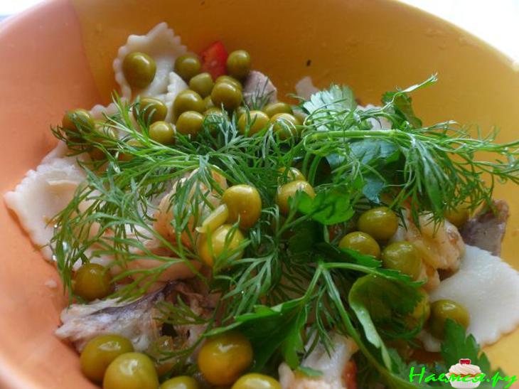 Салат с курицей, овощами и макаронами 