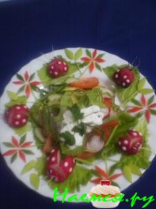 Овощной салат с "божьими коровками"
