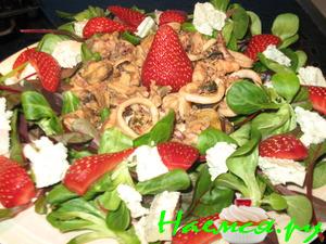 Морской коктейль с сыром и клубникой