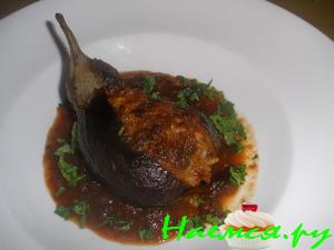 Фаршированные мини-баклажаны в сливово-винном соусе