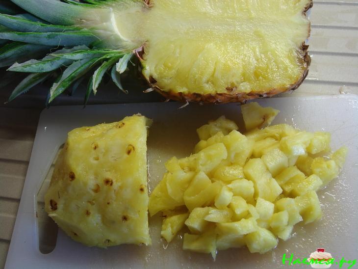 Десерт с песочным печеньем и фруктами