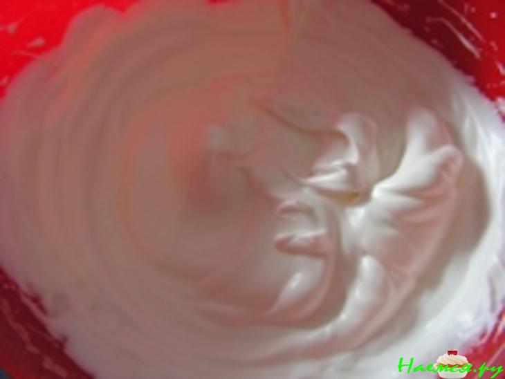 Бисквитные пирожные с грушами и с миндалем