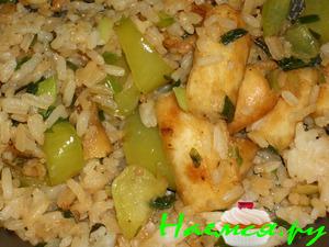 Быстрый ужин из куриной грудки, риса и креветок