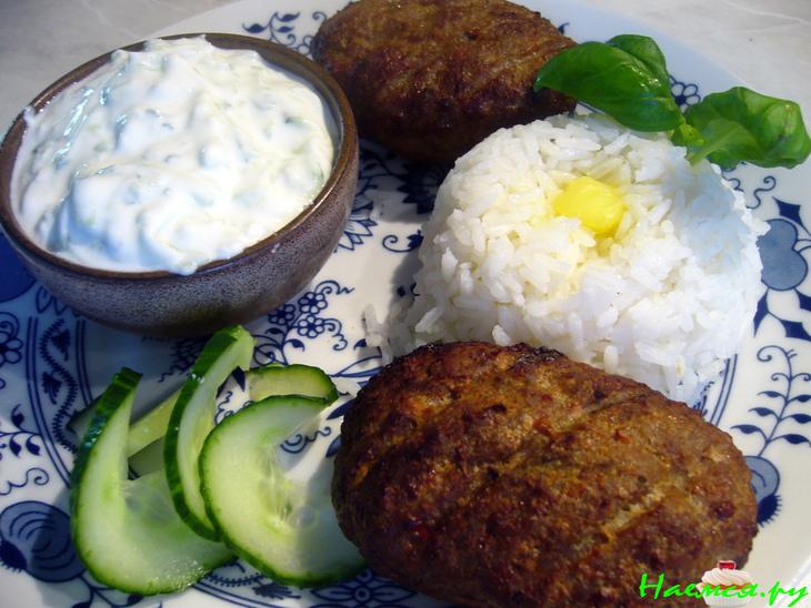 Bifteki (бифштекс) с сыром фета и соусом тцацики