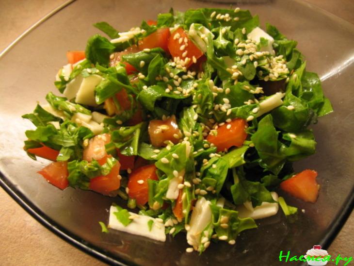 Салат с рукколой и козьим сыром
