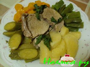 Вареное мясо с овощами