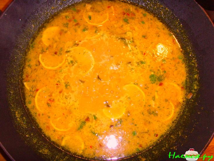 Горячий карибский суп с курицей и кокосовым молоком Горячий карибский суп с курицей и кокосовым молоком