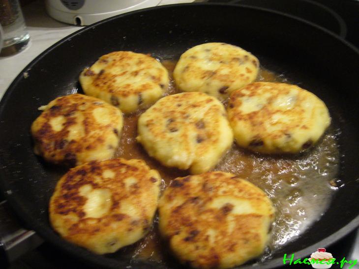 Не совсем обычные сырники с орехами и изюмом