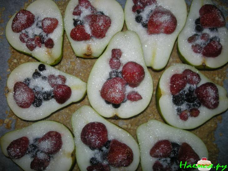 Груши с ягодами