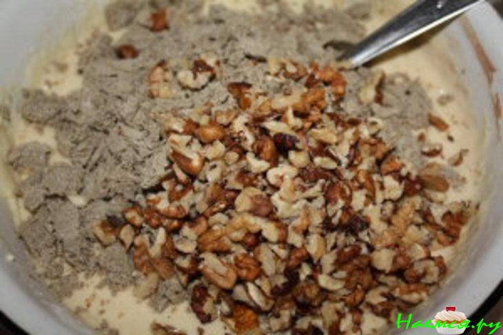 Сливочный пирог с орехами и халвой