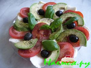 Салат "Капрезе" с авокадо