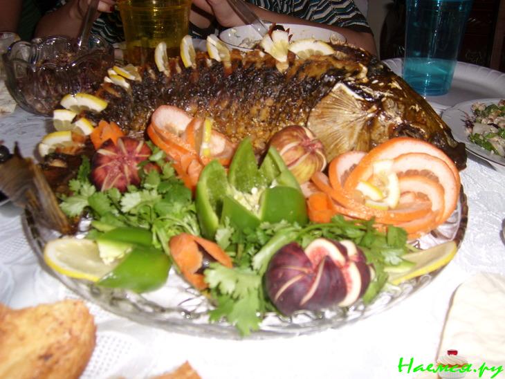 Запеченная рыба со сладкой начинкой