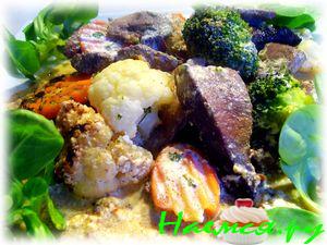 Печень, запеченная в сливочном соусе с овощами и грибами