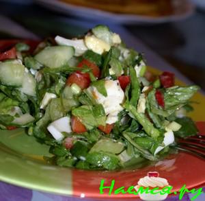 Салат с мягким сыром и кисло-сладкой заправкой