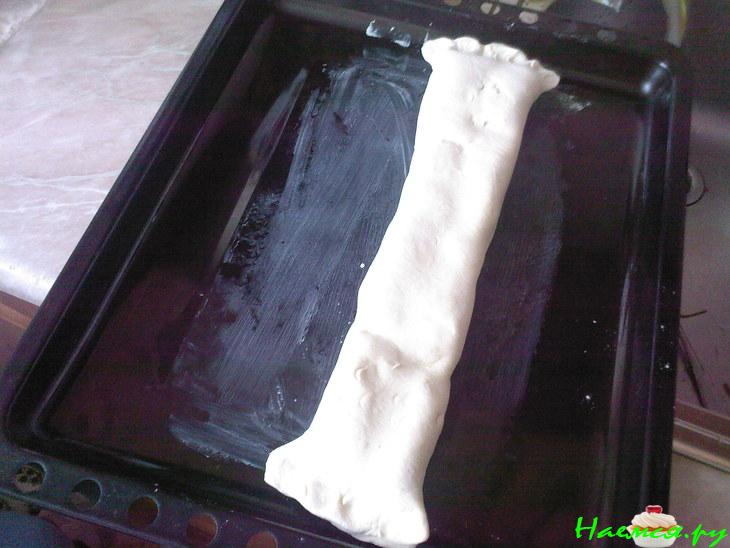 Творожный рулет с клубничным соусом