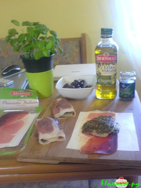 Белая рыба с оливами и базиликом