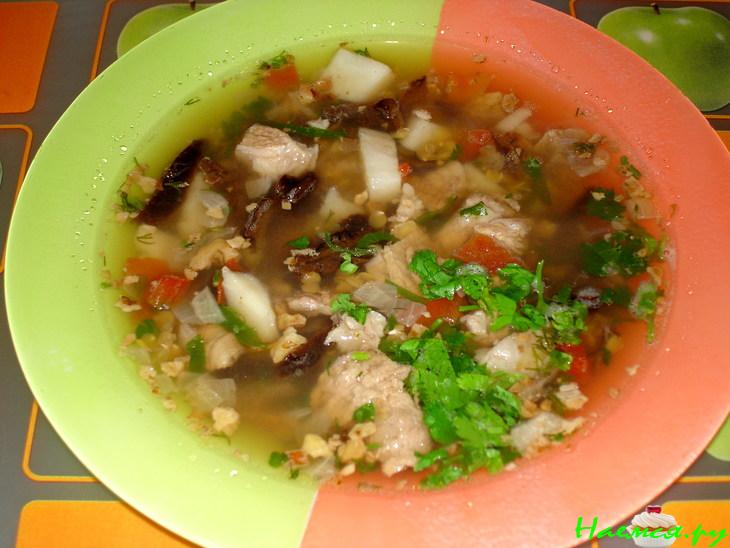 Говяжий суп с чечевицей и черносливом