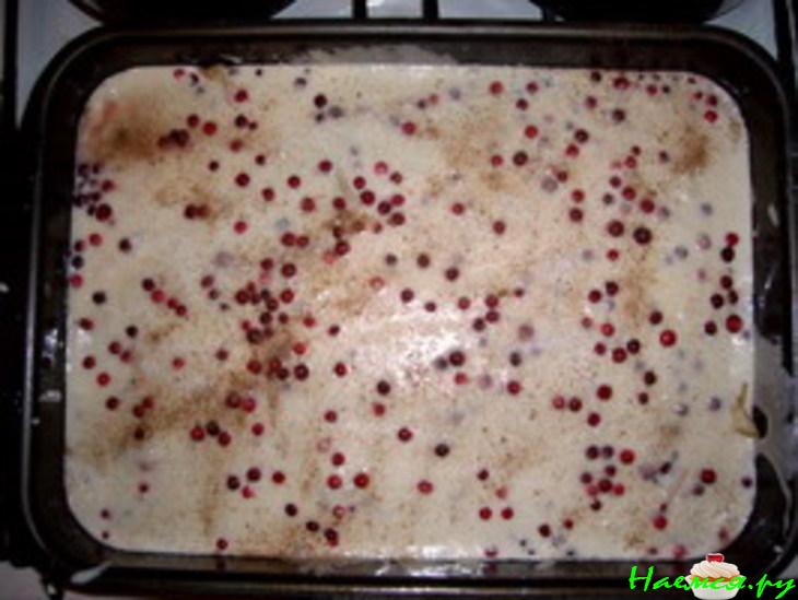 Сладкий пирог с брусникой и яблоками