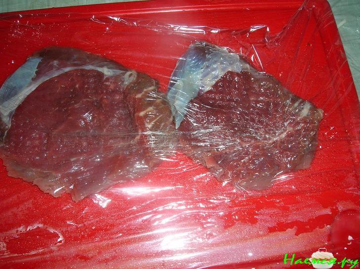 Рулетики из говядины в легком томатном соусе