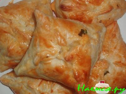 Сырные конвертики из слоеного теста