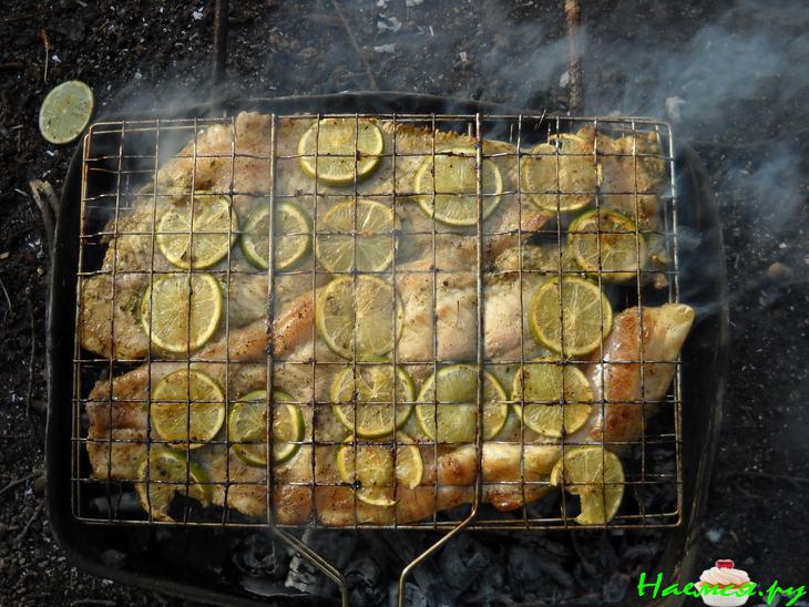 Пангасиус, приготовленный на углях дерева грецкого ореха 