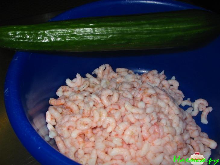 Салат из креветок с огурцом под соусом