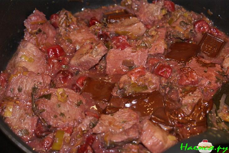 Телятина с вишней и розмарином в шоколадном соусе