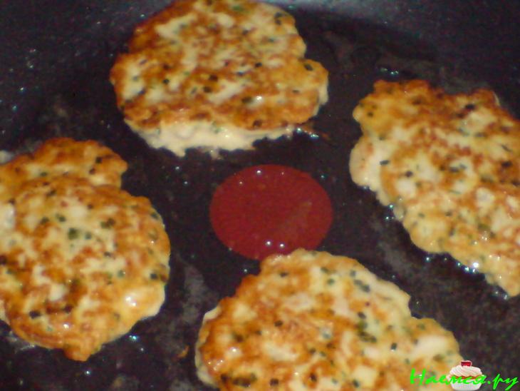 Рубленые котлеты из индейки со сметанно-маслиновым соусом