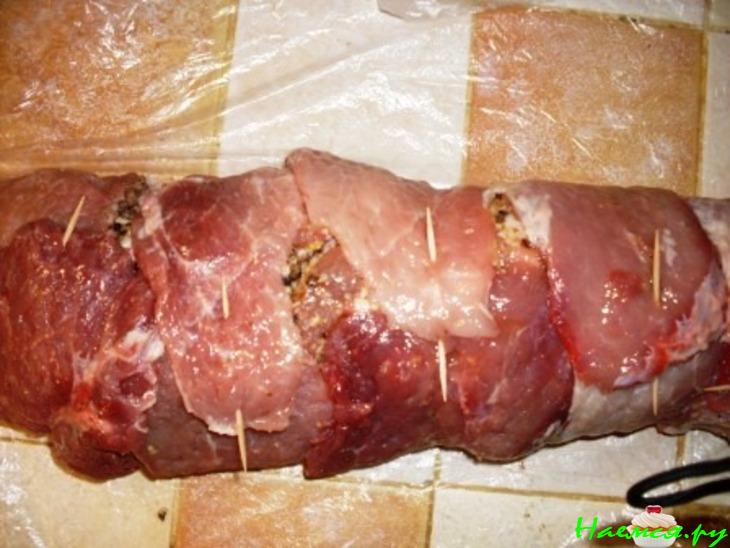 Рулет свиной с черносливом, грецкими орехами, чесноком, горчицей и хреном Рулет свиной с черносливом, грецкими орехами, чесноком, горчицей и хреном