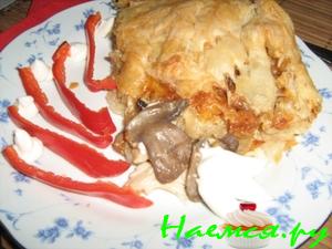 Слоеный пирог с курицей и грибами