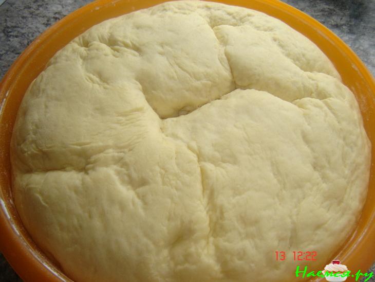 Сладкий пирожок с творогом и вишней