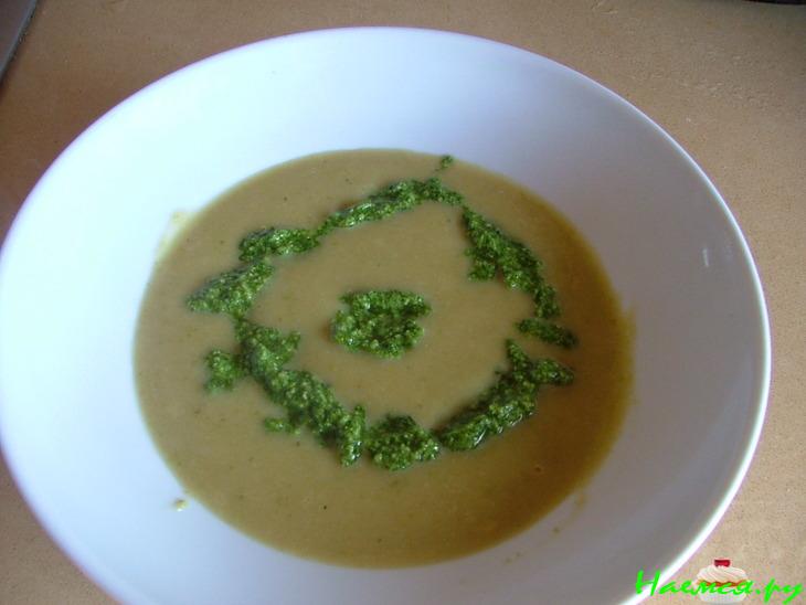Суп-пюре из кабачков с песто из базилика и кориандра