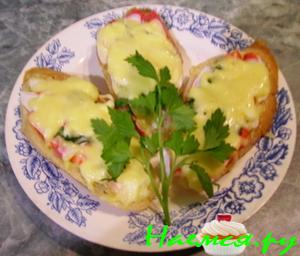 Горячие бутербродики с сыром и крабовыми палочками