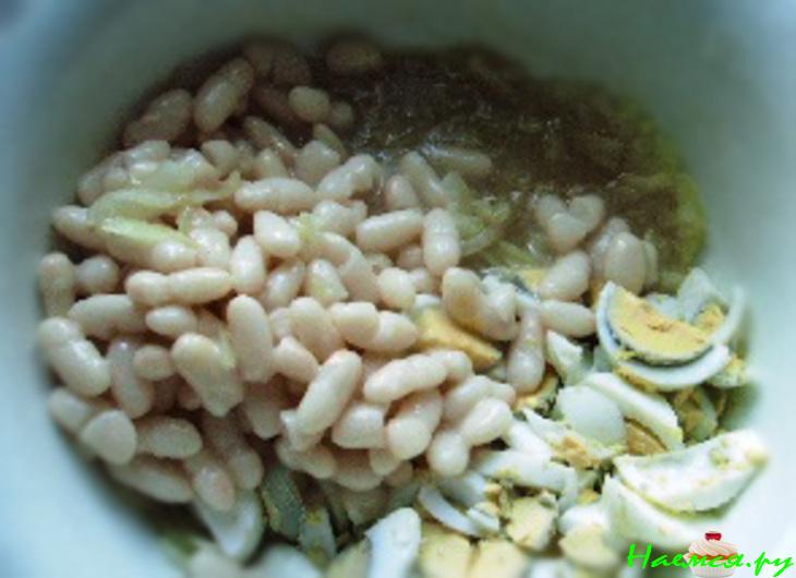 Фасолевый салатик с консервированной форелью