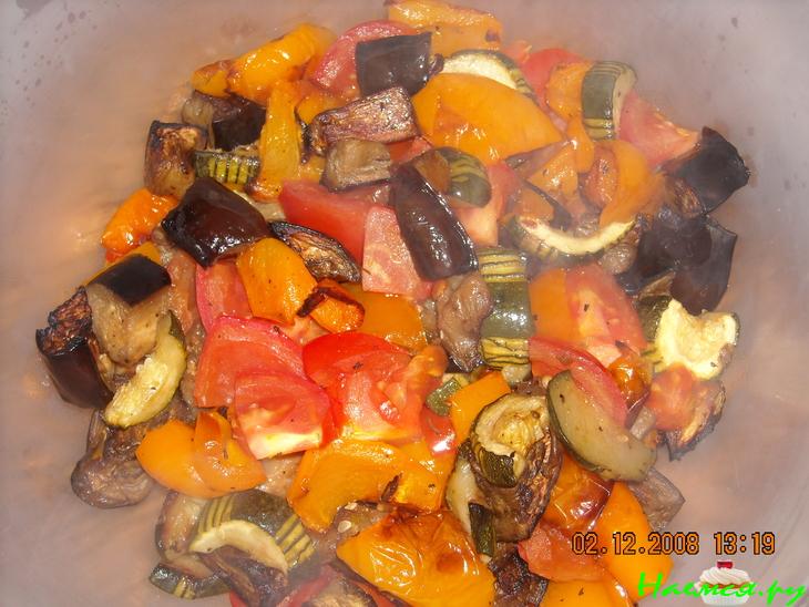 Салат из макарон с овощами и песто