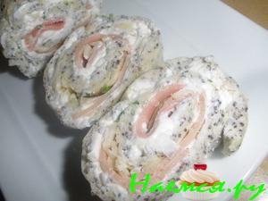 Закусочные рулетики с ветчиной, творогом и маком