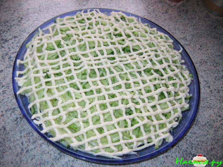 Сетка из майонеза на салат. Сетка из майонеза. Сетка из майонеза. Что можно использовать чтобы салат получился круглым. Салат нежность с курицей.