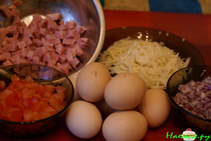 Омлет с ветчиной, луком, сыром и помидорами