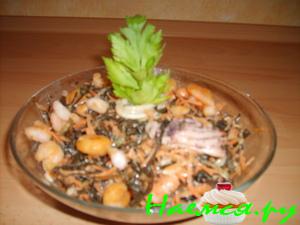 Морская капуста с морепродуктами и корейской морковью