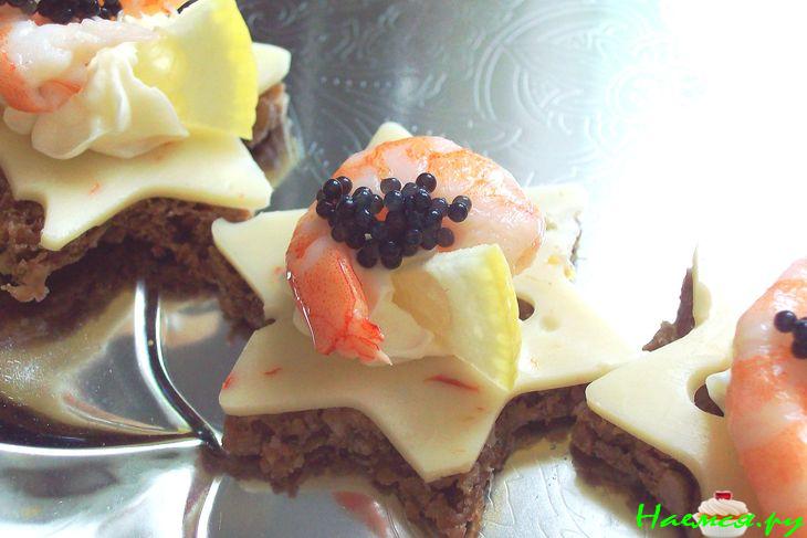 Канапе с креветками на черном хлебе Канапе с креветками на черном хлебе