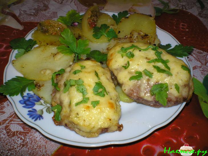 Котлеты, запеченные под молочным соусом